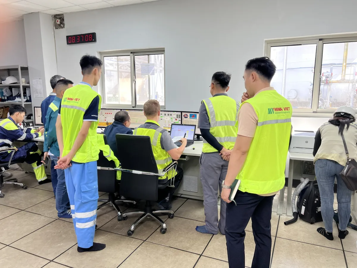 Kỹ sư Minh Việt Tech commissioning van tại site Việt Nam