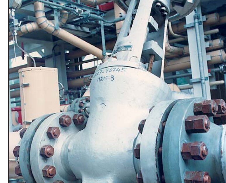Van pressure seal VELAN lắp đặt trong hệ thống đường ống công nghiệp áp suất cao